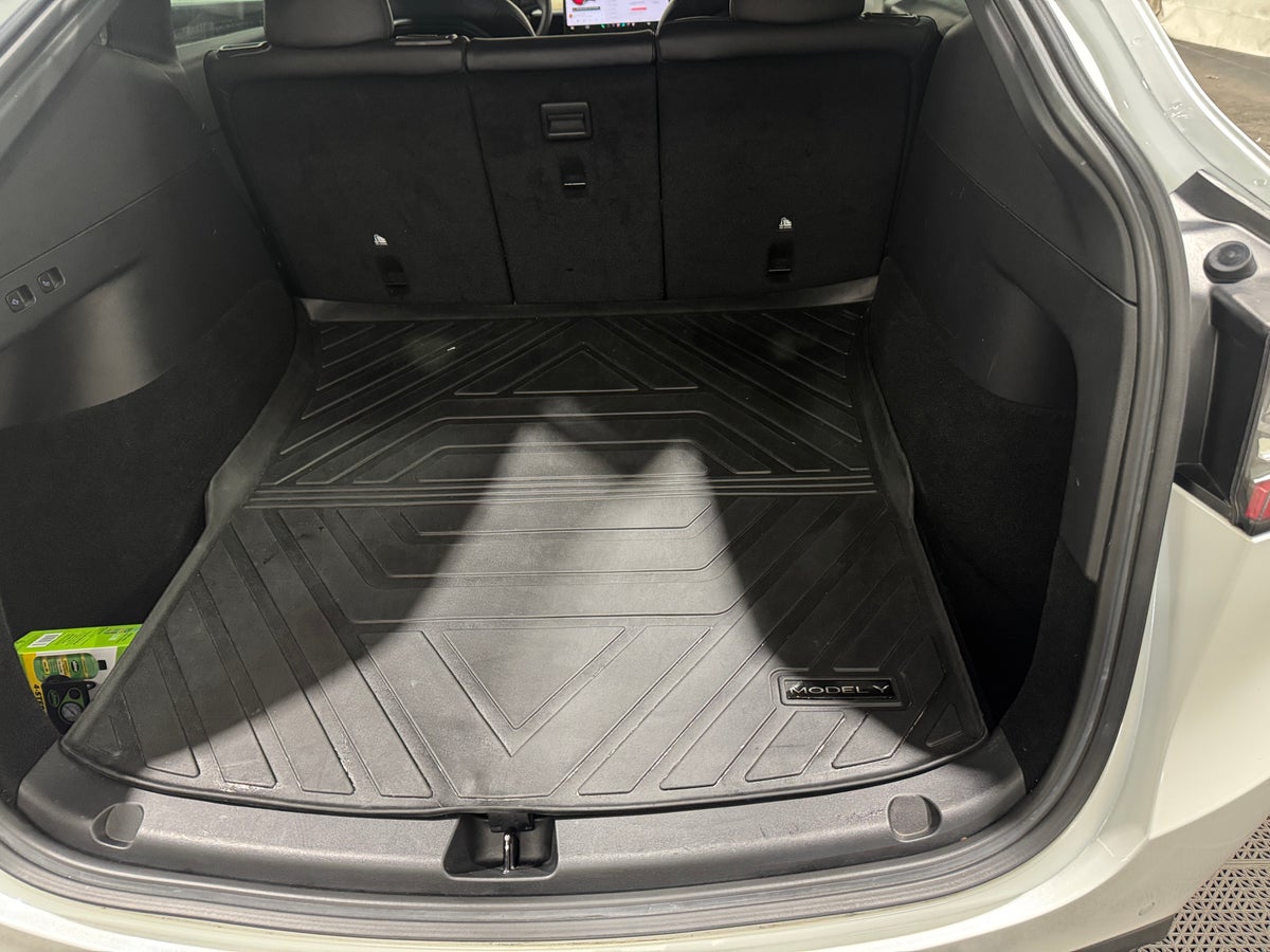 2022 Tesla Model Y Long Range All-Wheel Drive in Pearl White — photo 2