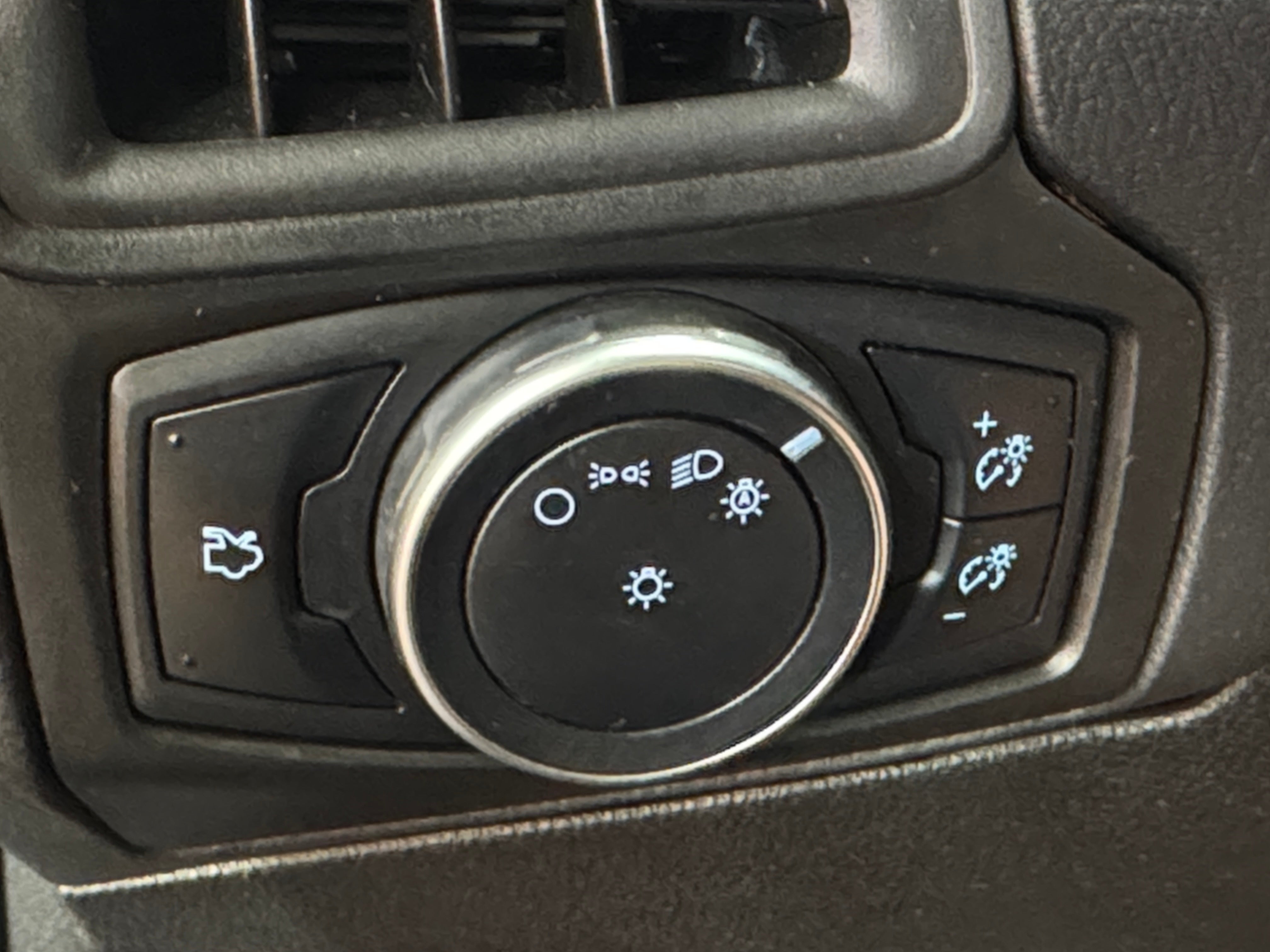 Used 2015 Ford Focus SE with VIN 1FADP3F27FL314345 for sale in Pewaukee, WI