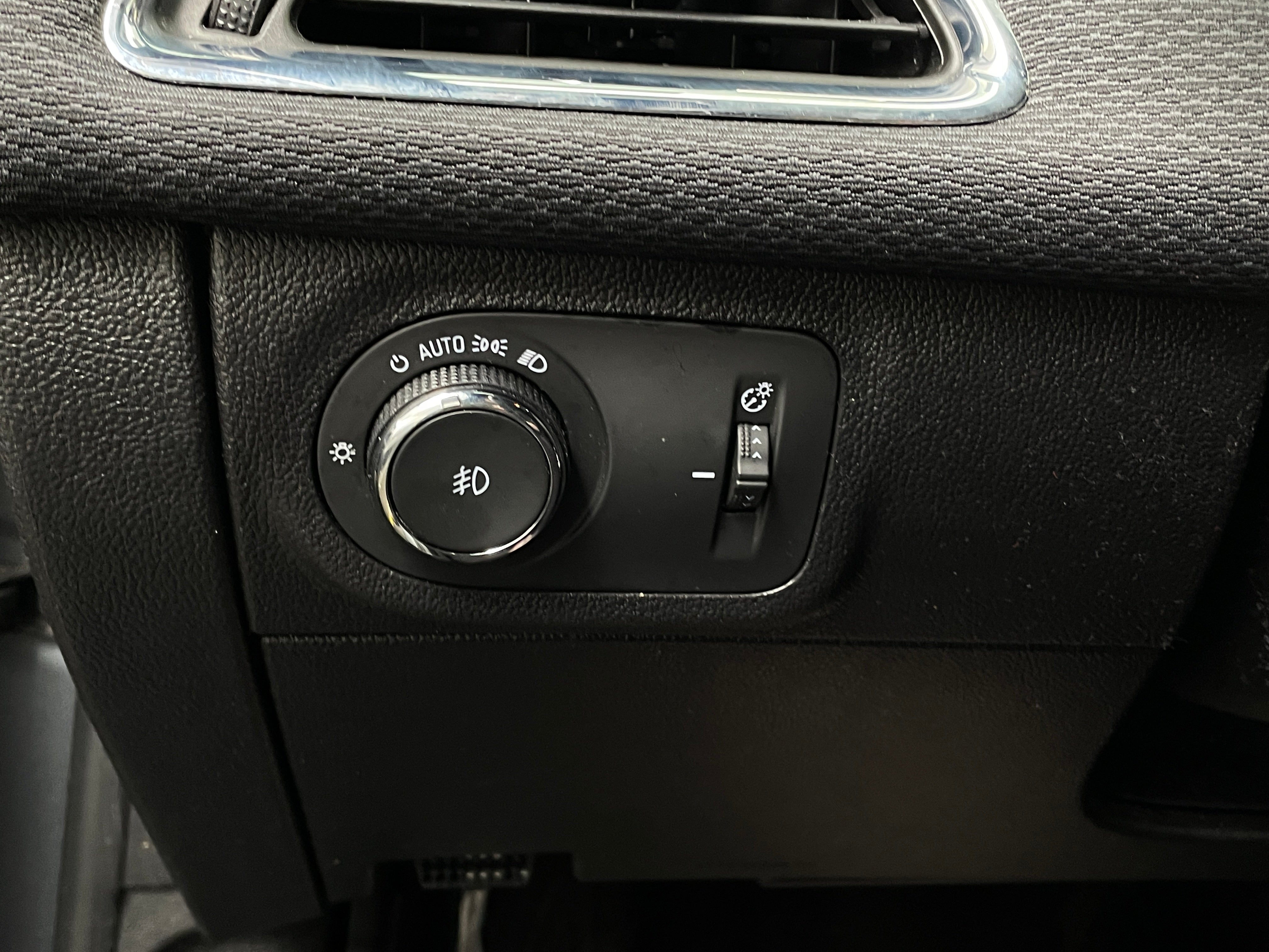 Used 2018 Chevrolet Cruze LT with VIN 1G1BE5SM0J7200322 for sale in Pewaukee, WI