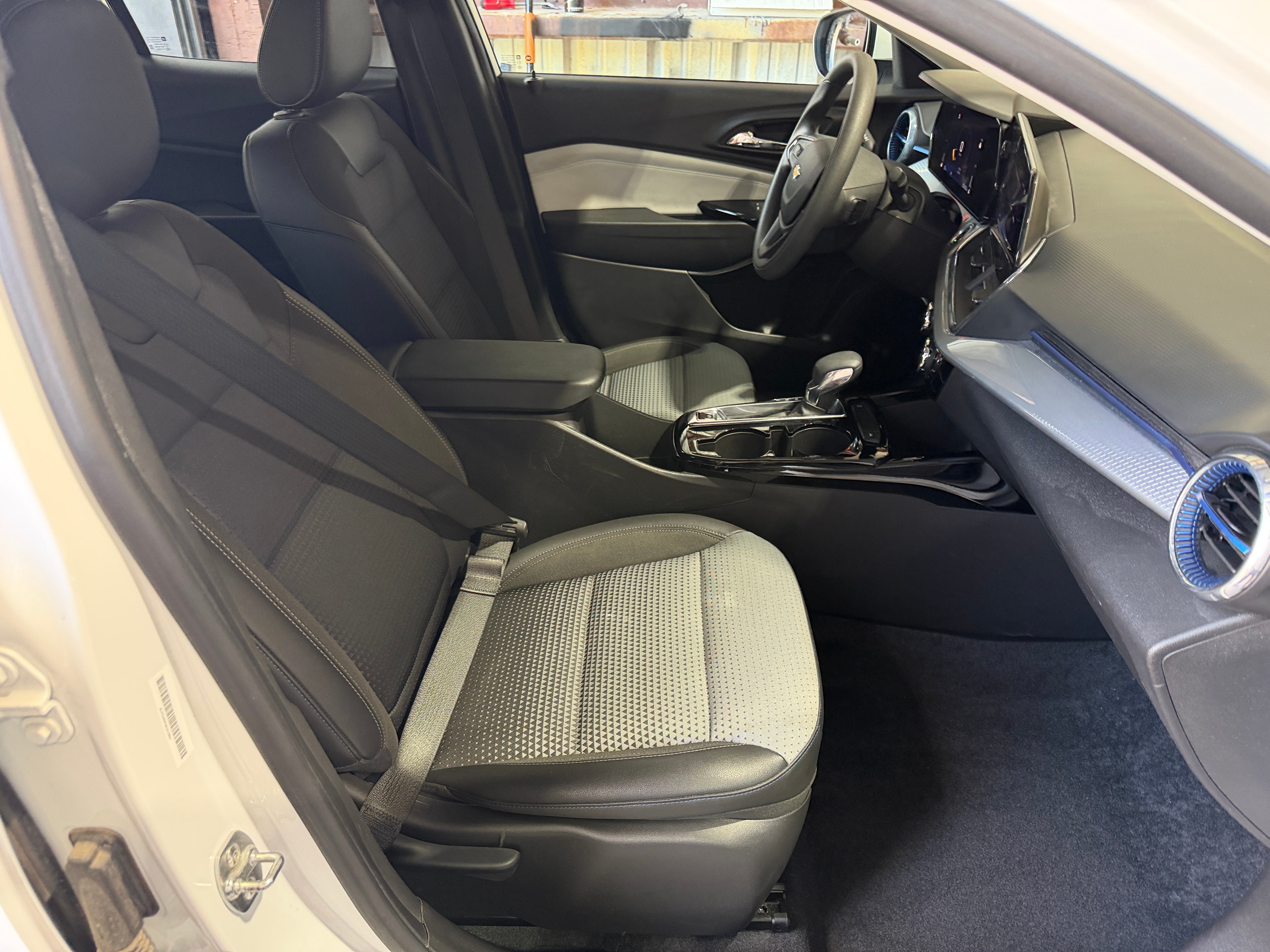 2025 Chevrolet Trax LT - Photo 3