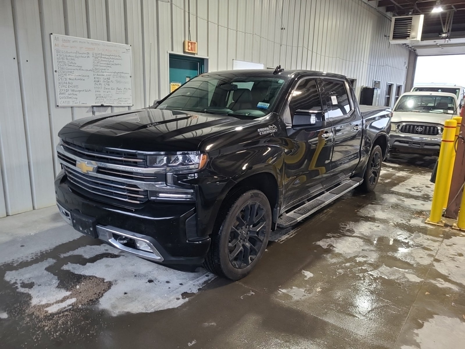 2022 Chevrolet Silverado 1500 LTD 4WD Crew Cab 147" High Country