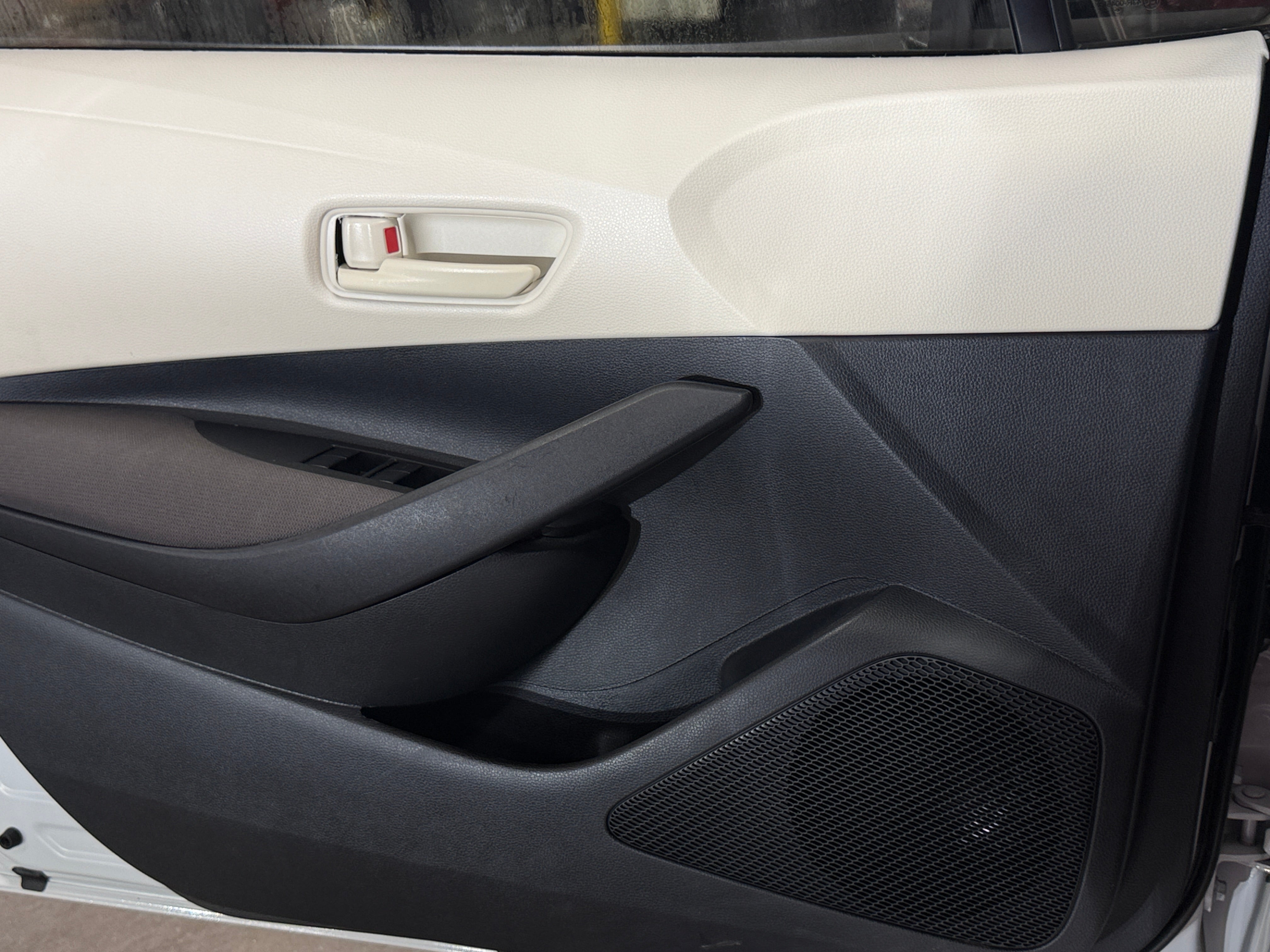 2025 Toyota Corolla LE - Photo 6