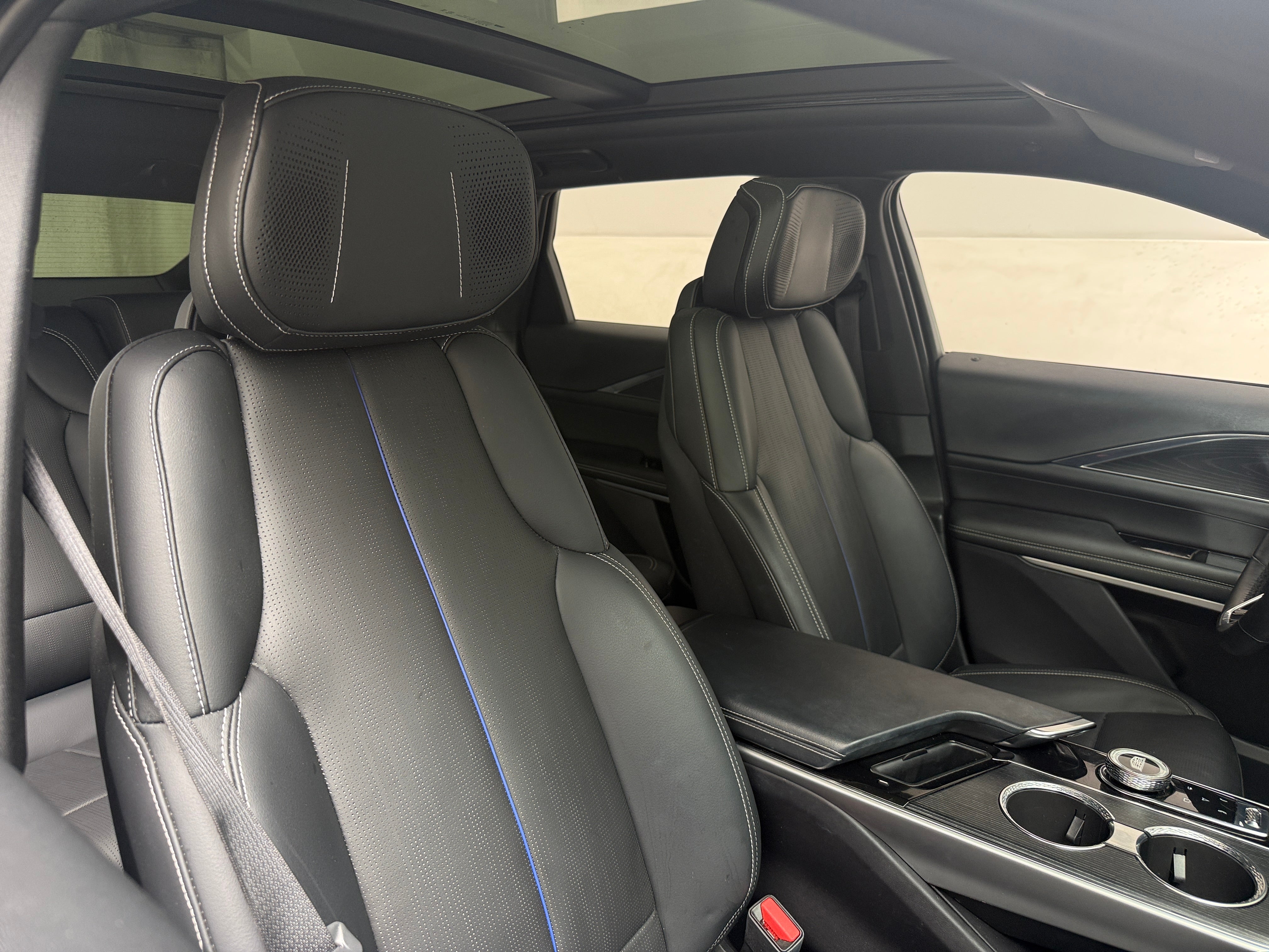 2024 Cadillac LYRIQ Luxury 2
