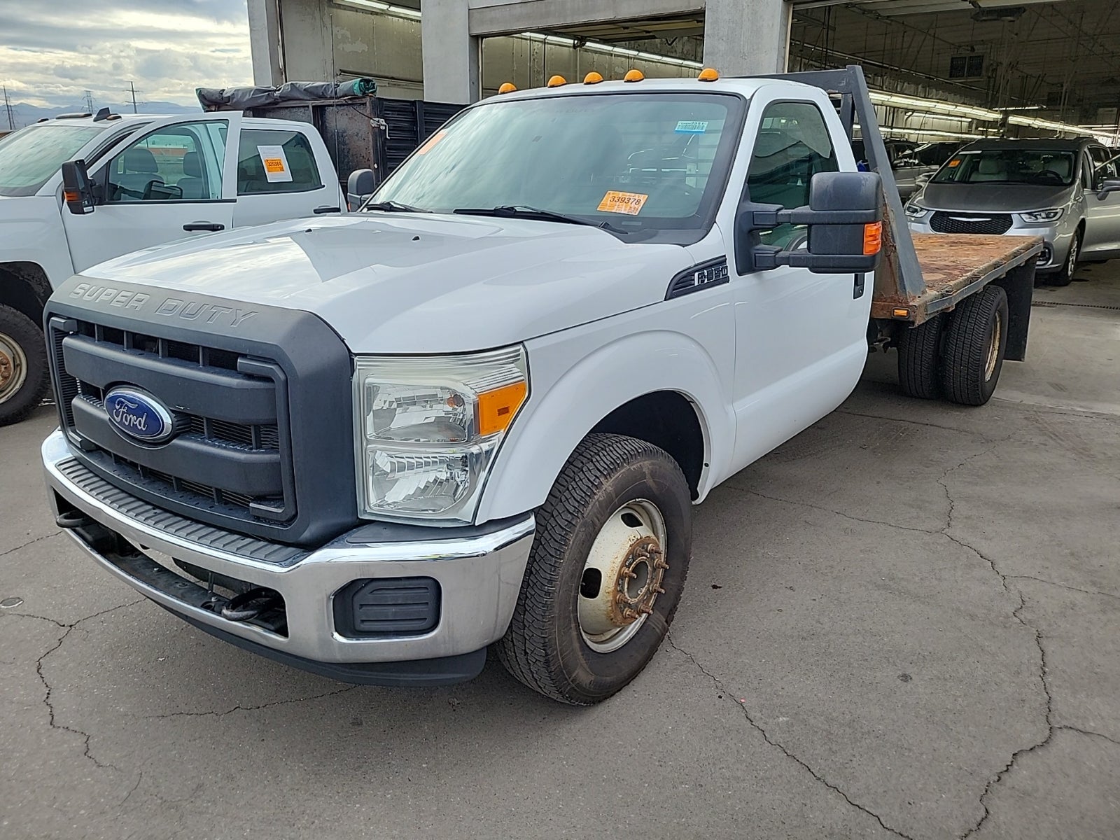 2016 Ford F-350 Chassis 2WD Reg Cab 165" WB 84" Ca XL