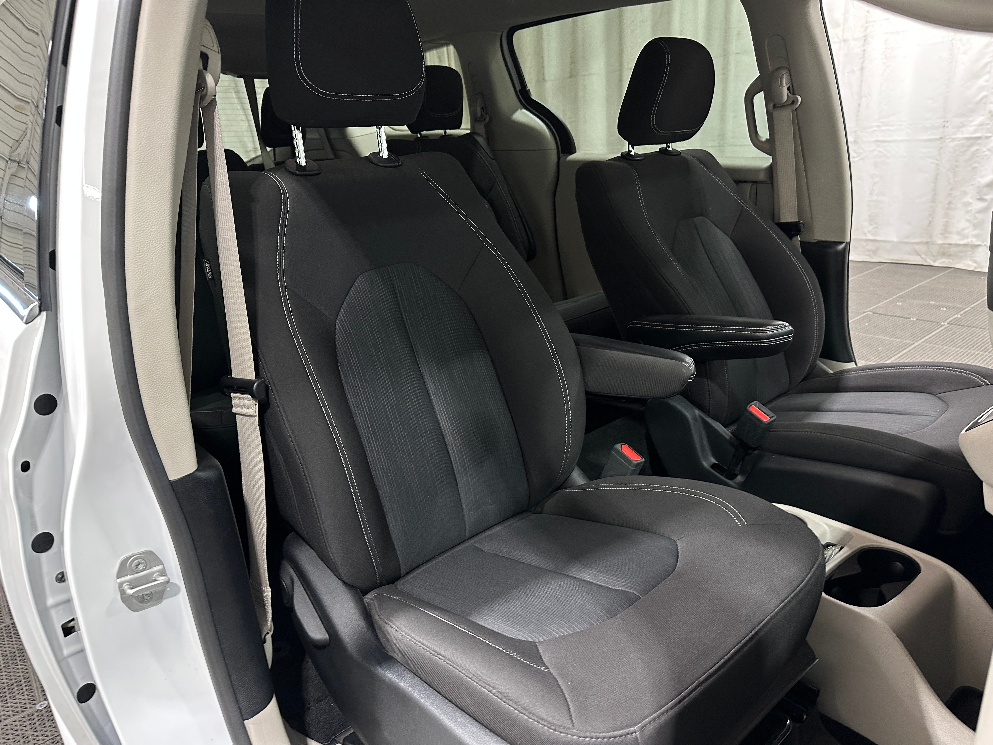 2024 Chrysler Voyager LX