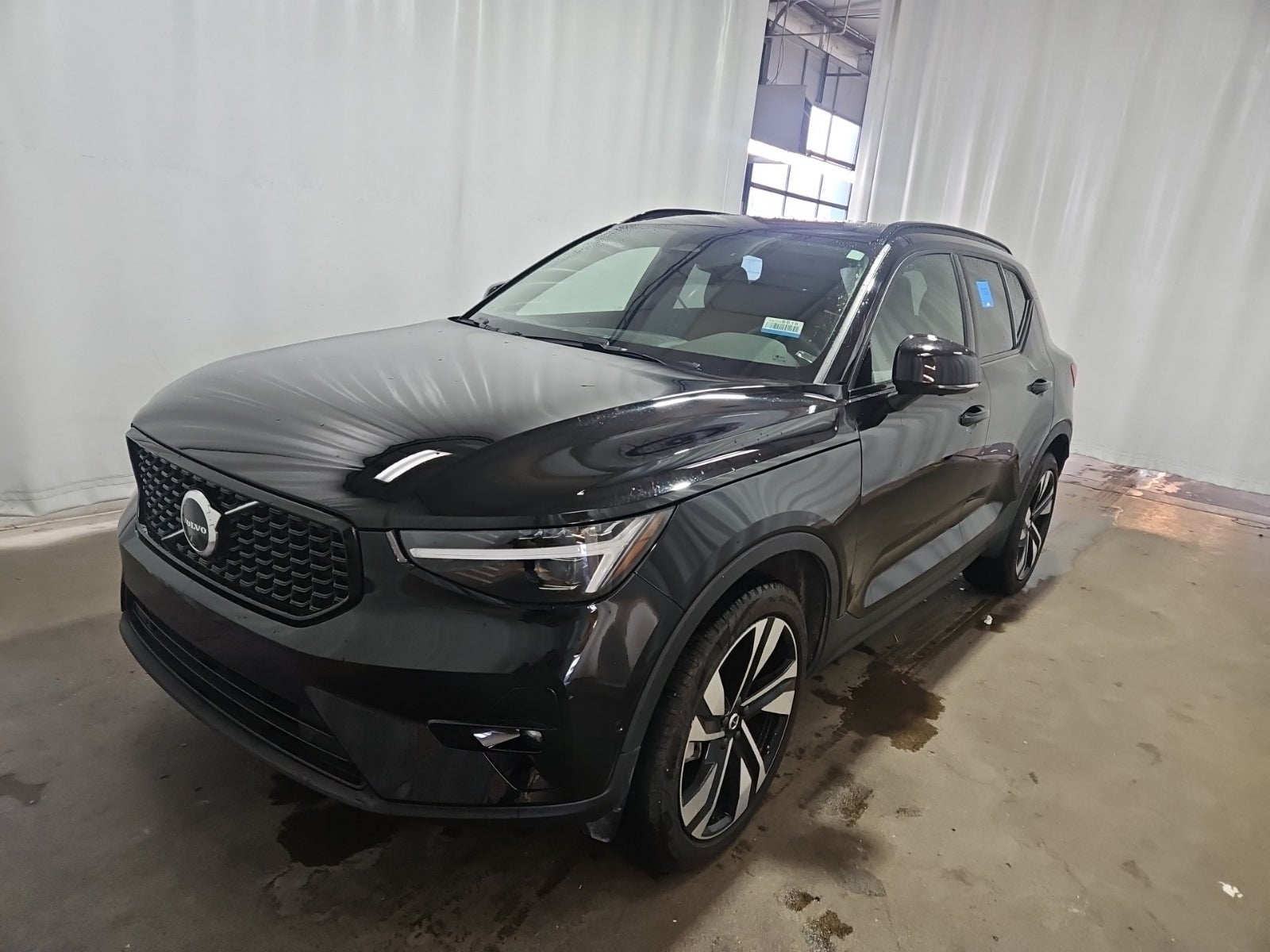 2024 Volvo XC40 Ultimate Dark Theme