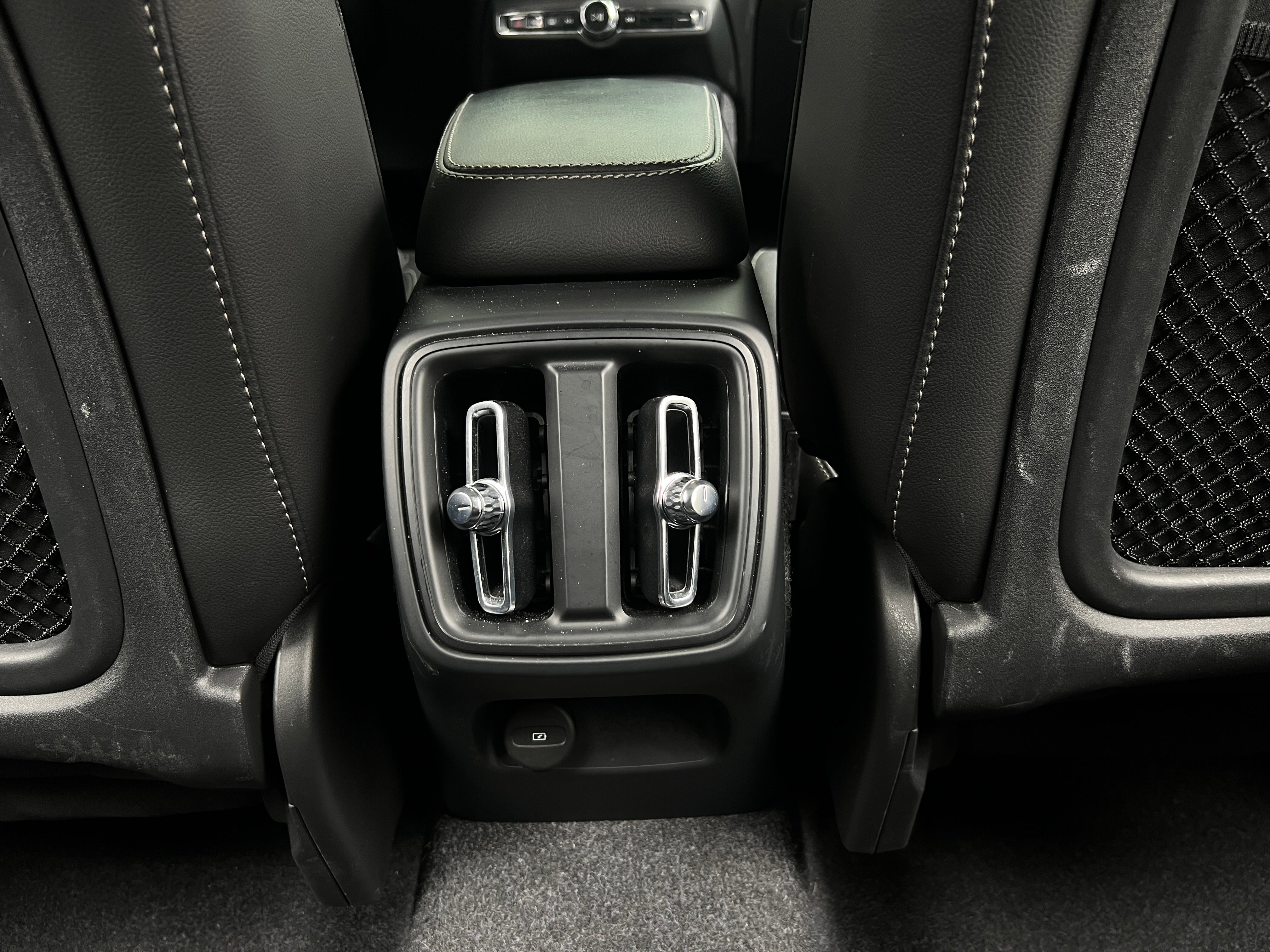 2025 Volvo XC40