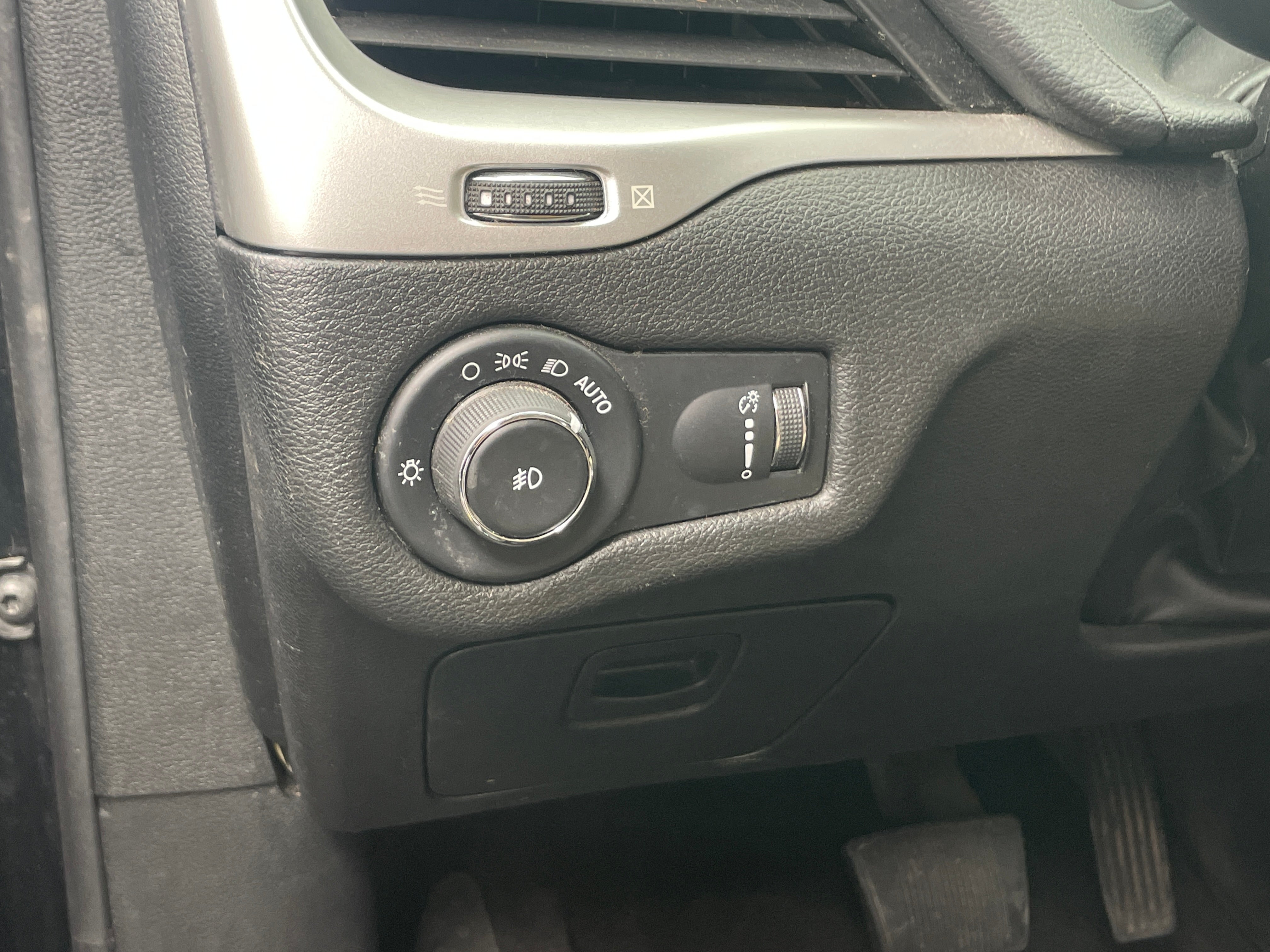 Used 2018 Jeep Cherokee Latitude with VIN 1C4PJMCB1JD555128 for sale in Pewaukee, WI