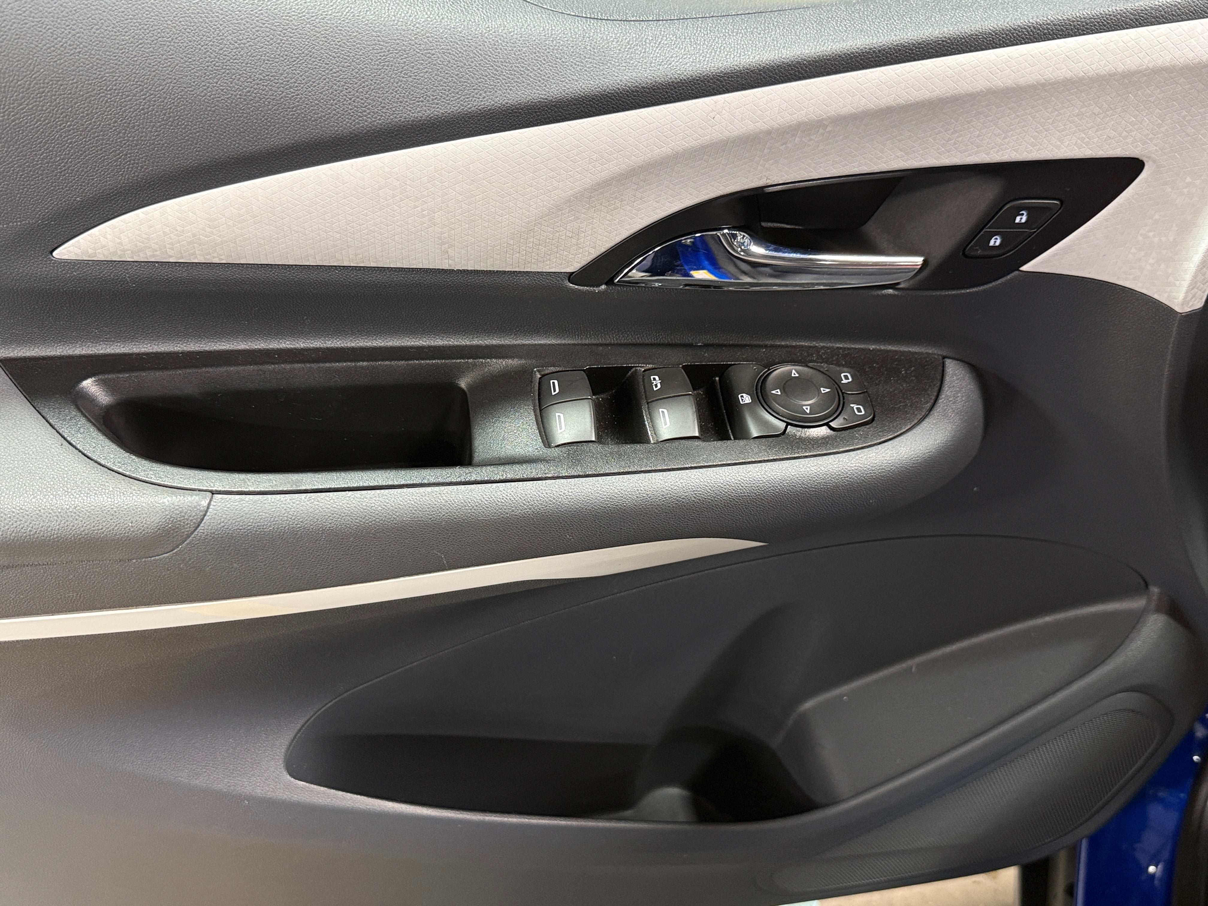 Used 2020 Chevrolet Bolt EV LT with VIN 1G1FY6S0XL4133163 for sale in Pewaukee, WI