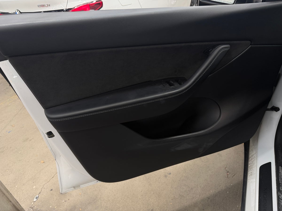 2022 Tesla Model Y Long Range All-Wheel Drive in Pearl White — photo 2