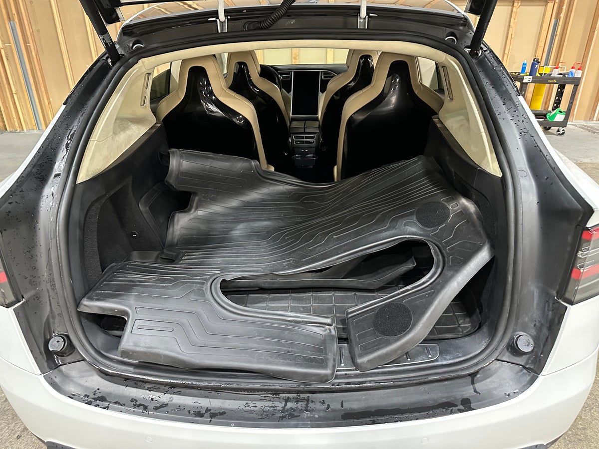 2016 Tesla Model X 90D in Solid White — photo 2