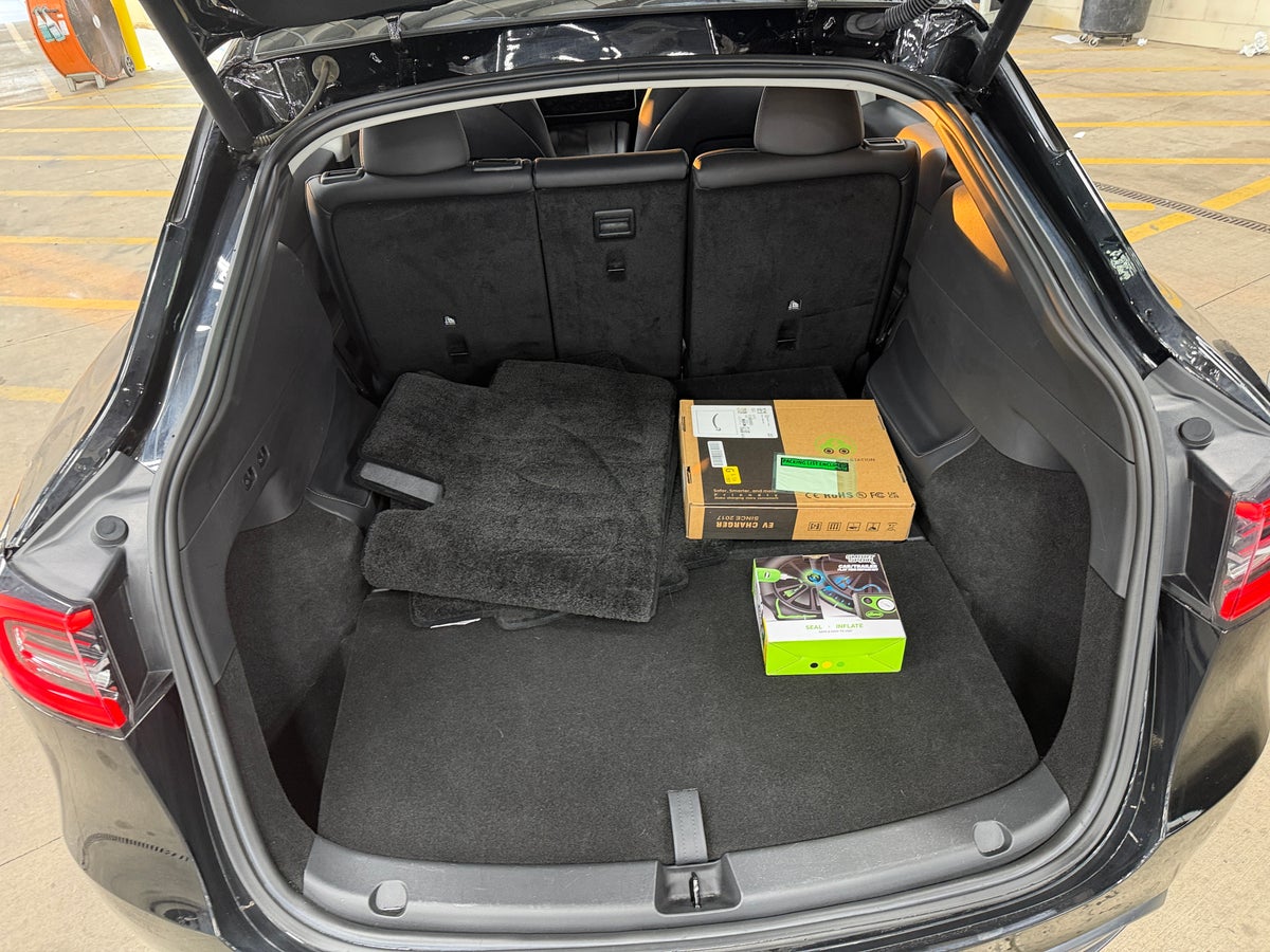 2022 Tesla Model Y Long Range All-Wheel Drive in Solid Black — photo 2