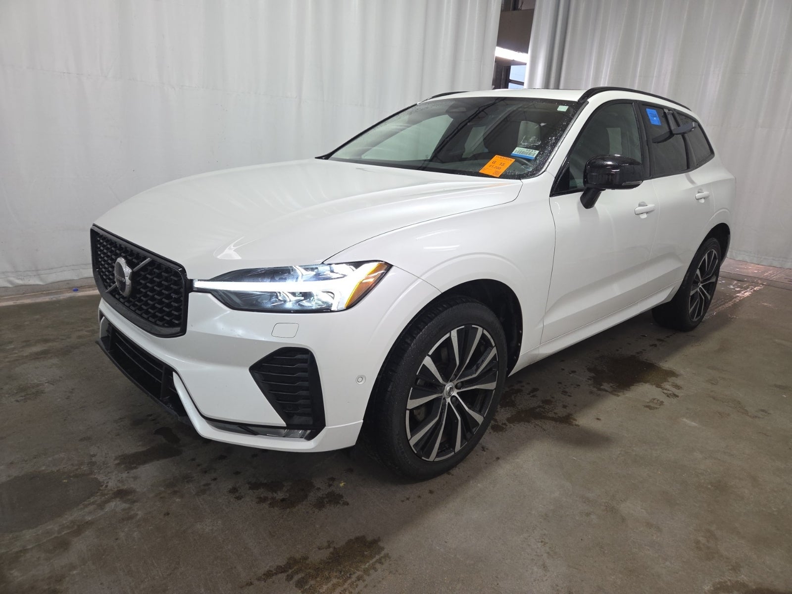 2023 Volvo XC60 Plus Dark Theme