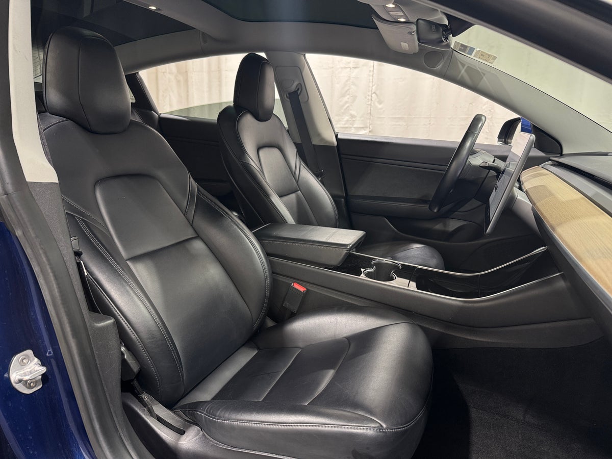 2019 Tesla Model 3 Standard Range Plus in Deep Blue Metallic — photo 2
