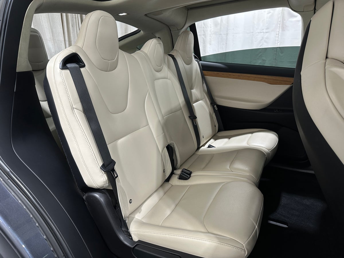 2018 Tesla Model X 75D in Midnight Silver Metallic — photo 2