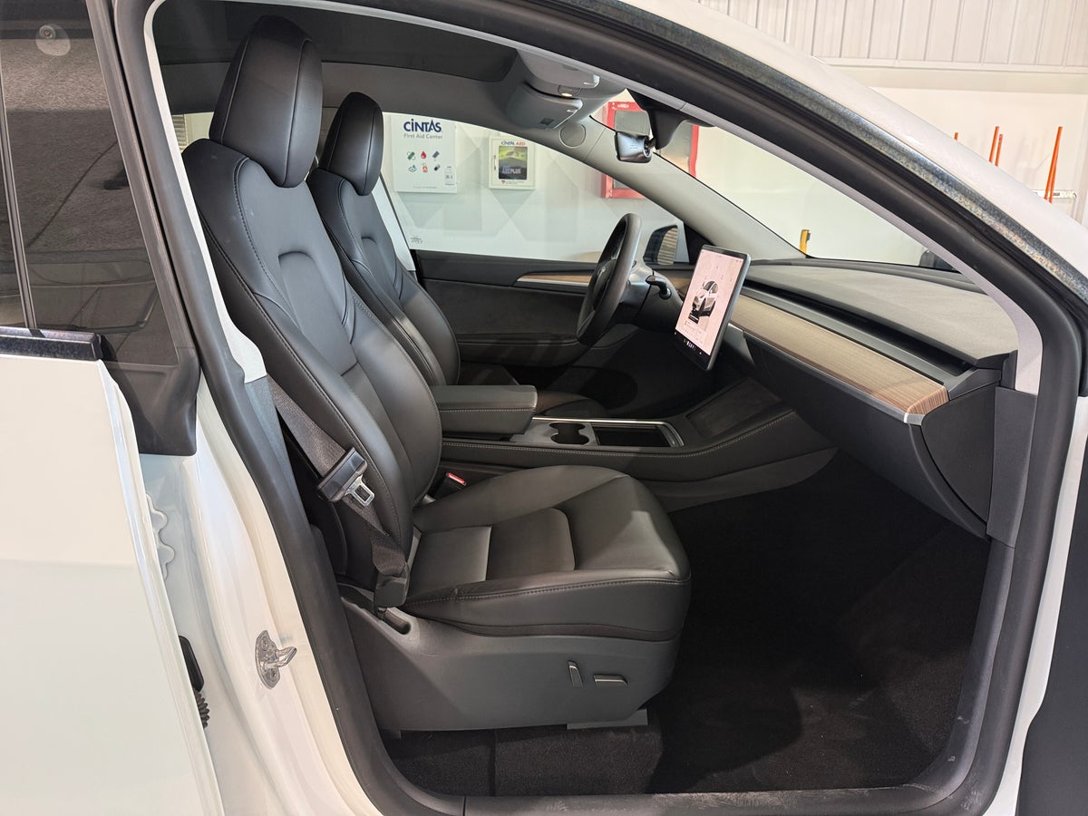 2024 Tesla Model Y Performance All-Wheel Drive in Pearl White — photo 2