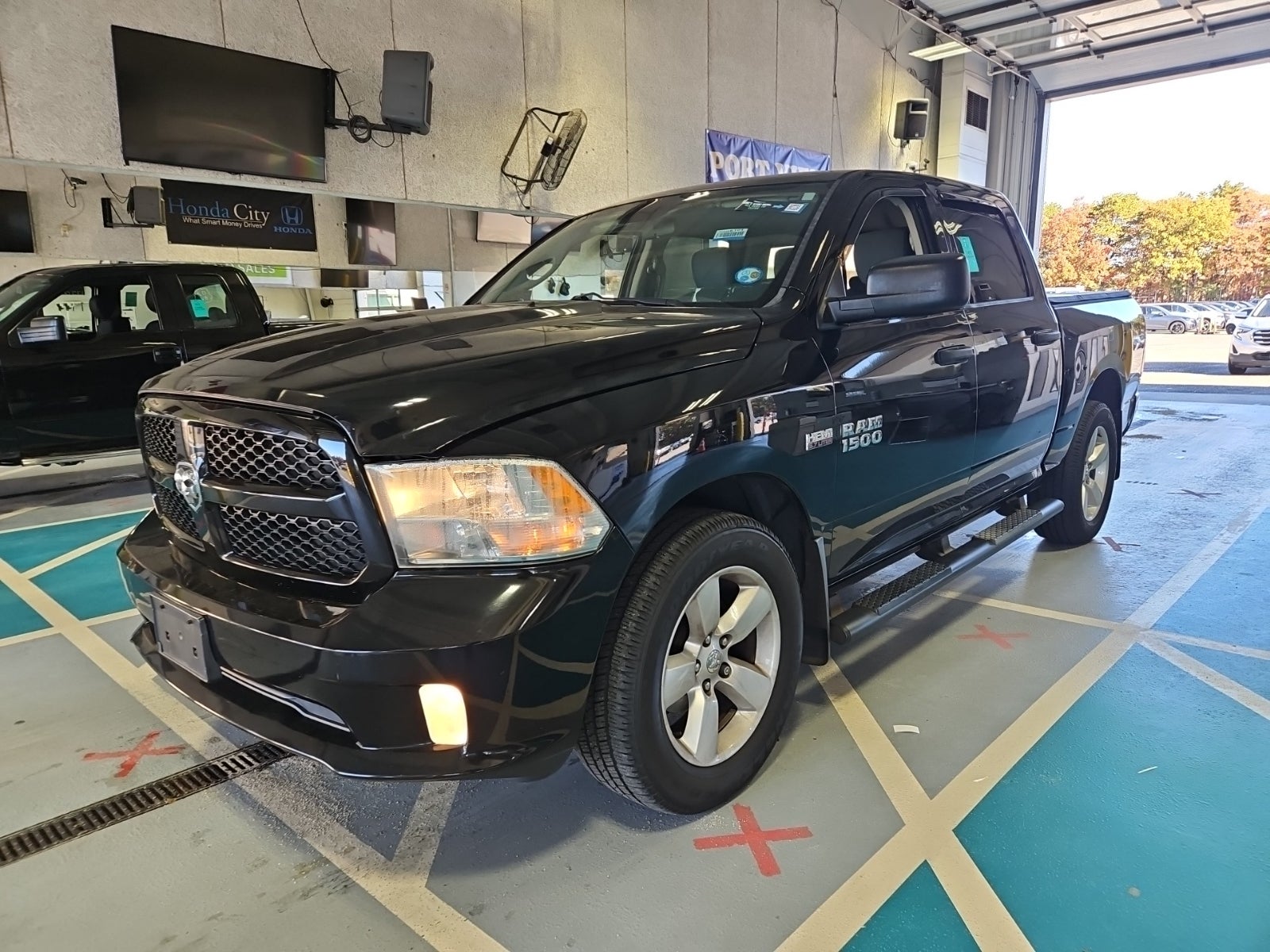 2014 Ram 1500 4WD Crew Cab 140.5" Express