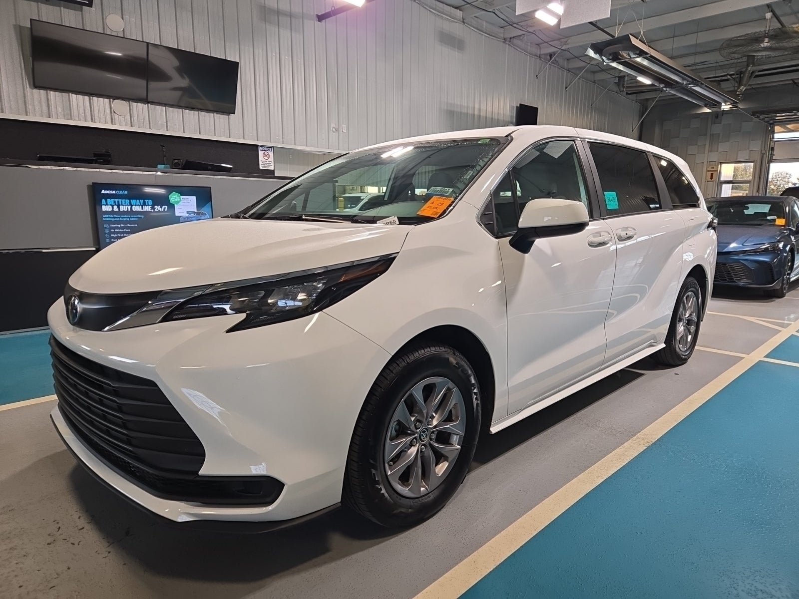 2025 Toyota Sienna LE