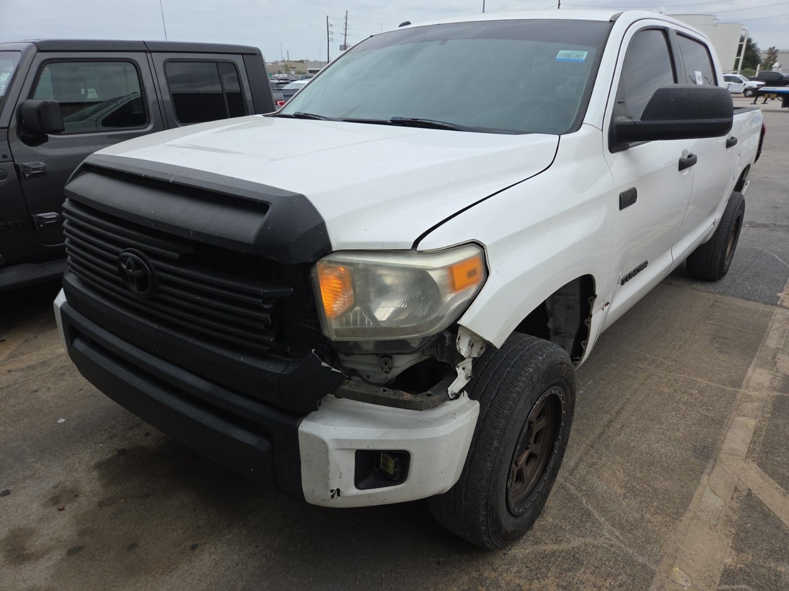 2016 Toyota Tundra Crewmax 5.7l FFV V8 6-SPD At SR5